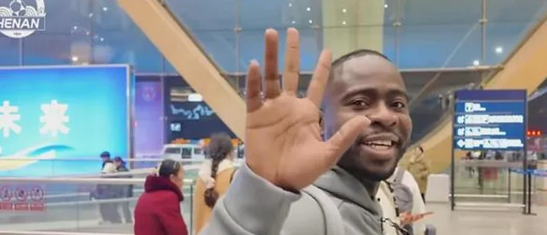 似有故人来！阿奇姆彭落地昆明，成都新援选了个小黑Pro