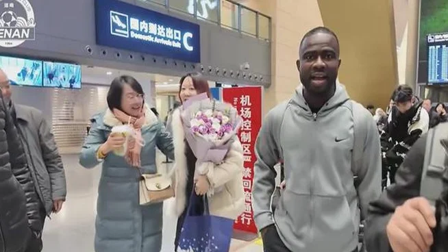 似有故人来！阿奇姆彭落地昆明，成都新援选了个小黑Pro相关图二