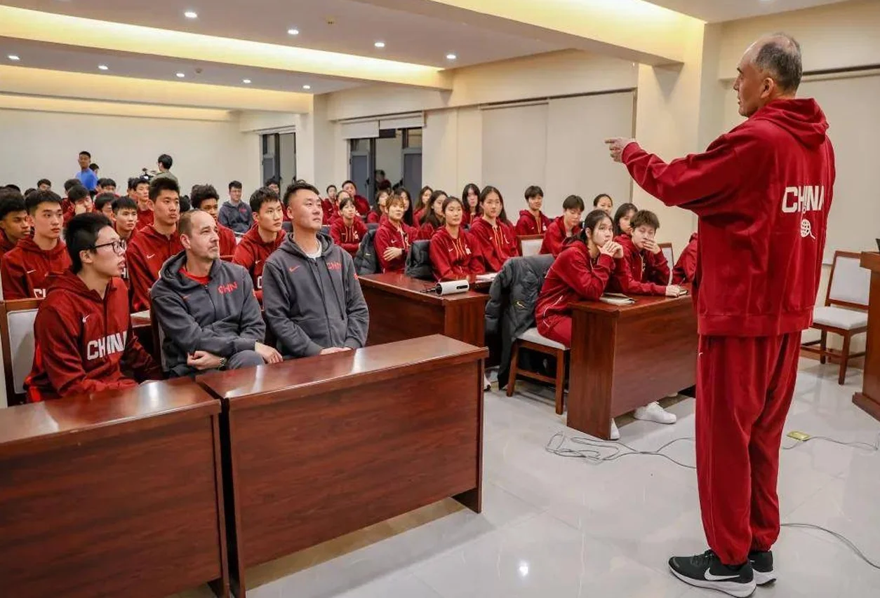 传承历史！ “名人堂在行动”走进中国U18国青队相关图三