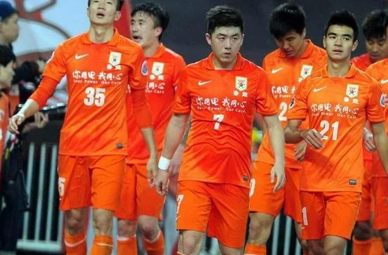 陕西联合刚官宣递补进中甲，就跟鲁能队长签新约，让他带队冲超相关图三