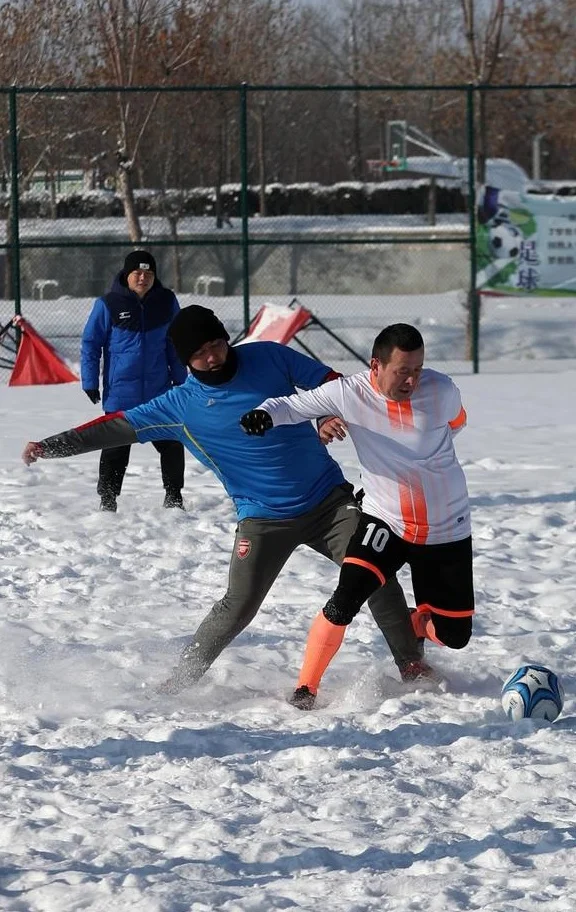 为什么新疆人喜欢雪地足球？