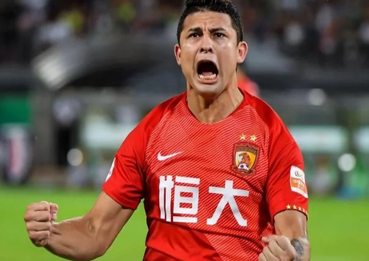 艾克森晒照要重返中超效力！已身披上港战袍亮相？引发球迷热议