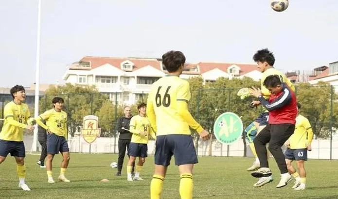 振兴三大球 湖北在行动 | 清晨，湖北男足开启新年第一练相关图五