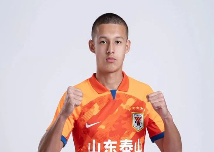 中国足球惊现新疆天才球员，国青中场核心依木兰“新疆布斯克茨”相关图七