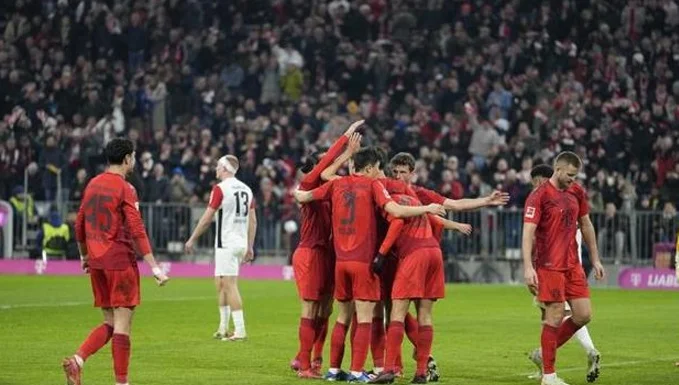 4-0！日本铁卫处子球，天才少年梅西式进球，拜仁10连胜甩开药厂相关图四
