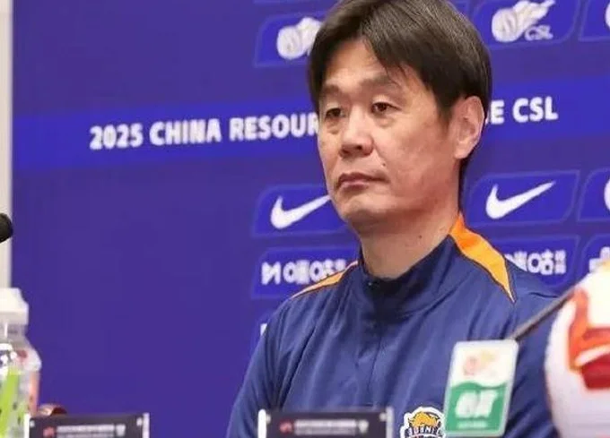 49岁李霄鹏面无表情！上任不到2个月已被喊下课 开局2主场仅拿1分相关图五