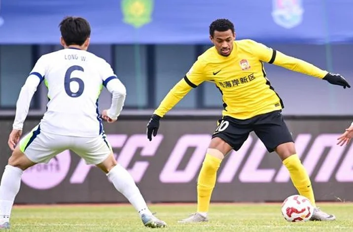 终于赢2-0，青岛队爆冷2场不败，中超昔日冠军2连败0分=倒数第1相关图三