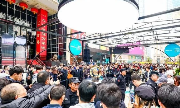 新版奖杯空降重庆！海信携手FIFA开启世俱杯中国时间