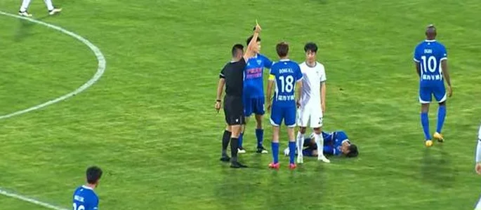 2-1！大连鲲城首战告捷，对方后卫“过掉门将”后丢球，大奎破门相关图二