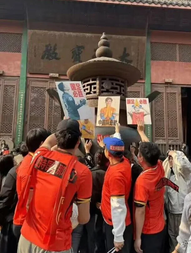 王大雷说国足出线还有机会！董路：伊万阵容，无异于穿高跟鞋爬山相关图二