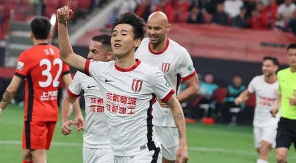武磊假摔染黄，韦世豪弑旧主！蓉城3-1海港，送卫冕冠军首败！