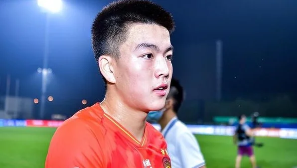 8轮仅出战2次，昔日国足希望之星惨遭斯卢茨基冷落，沦为中超鸡肋相关图三