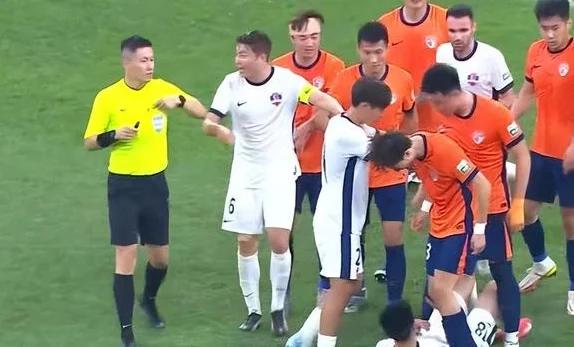 1-1！中超垫底队9轮不胜，外援绝平球迷仍不买账，高喊李霄鹏下课相关图四