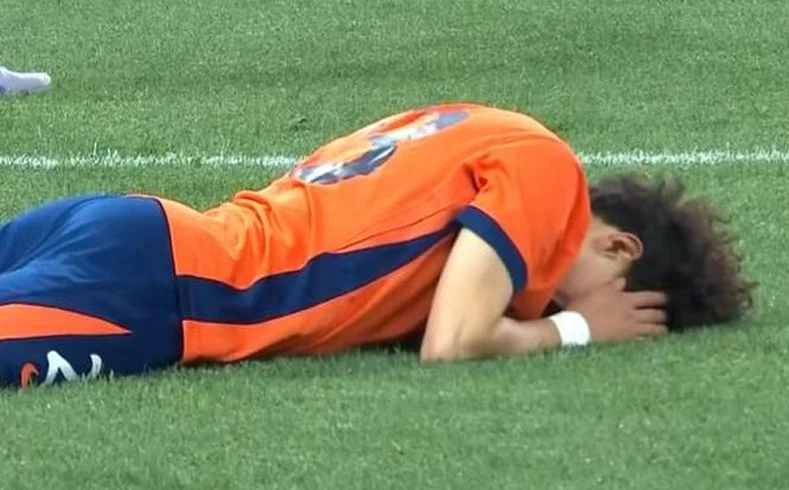 1-1！中超垫底队9轮不胜，外援绝平球迷仍不买账，高喊李霄鹏下课相关图三