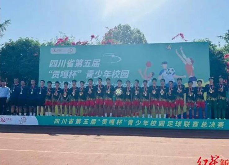 五一“金牌球市”大戏开启前，成都足球小将先带来了一份惊喜……