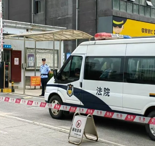 李铁已被带入法庭：家人未到法院现场 若不认可二审还可继续上诉