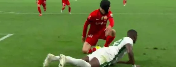 1-1！海港大将“狮子甩头”破门，国安队长伤退，丢球3分后扳平相关图五