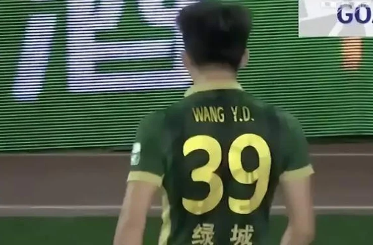 15分钟双响！18岁王钰栋杀疯：逆足爆射+鱼跃冲顶，9场6球相关图四