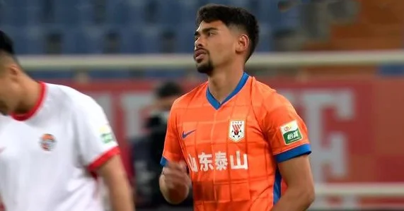 1-1，泰山队送李霄鹏“救命”1分 谢文能拼出机会 崔康熙再用彭毕相关图二