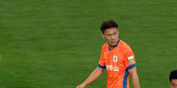 1-1，泰山队送李霄鹏“救命”1分 谢文能拼出机会 崔康熙再用彭毕相关图四