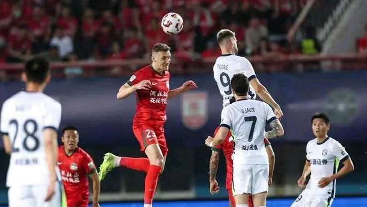 后来居上！武汉三镇客场2-1逆转河南，积分榜排名升至第十一位相关图四
