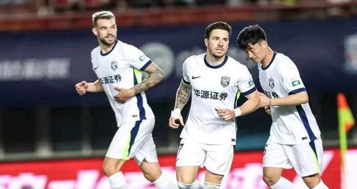 后来居上！武汉三镇客场2-1逆转河南，积分榜排名升至第十一位相关图七