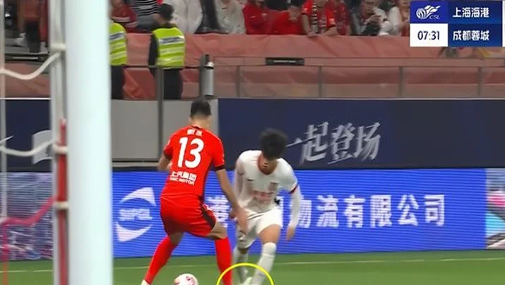 终于来了！海港被冤？足协评议：踩踏+铲球判罚正确，VAR划线错误