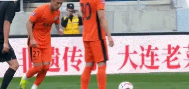超级世界波！韩子龙轰中超处子球，7年终圆梦，复刻C罗任意球相关图三
