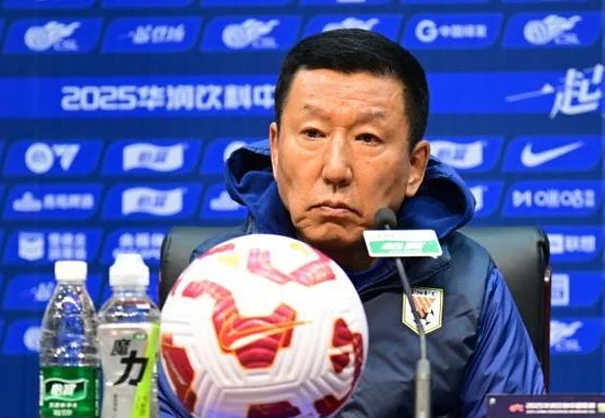 泰山平垫底宿敌，4万人喊崔康熙下课，后者血压高请假，拒绝评论相关图二