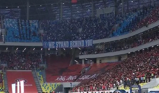 1-0！申花后防失误，成都外援“误打误撞”进球，韦世豪逃红牌相关图二