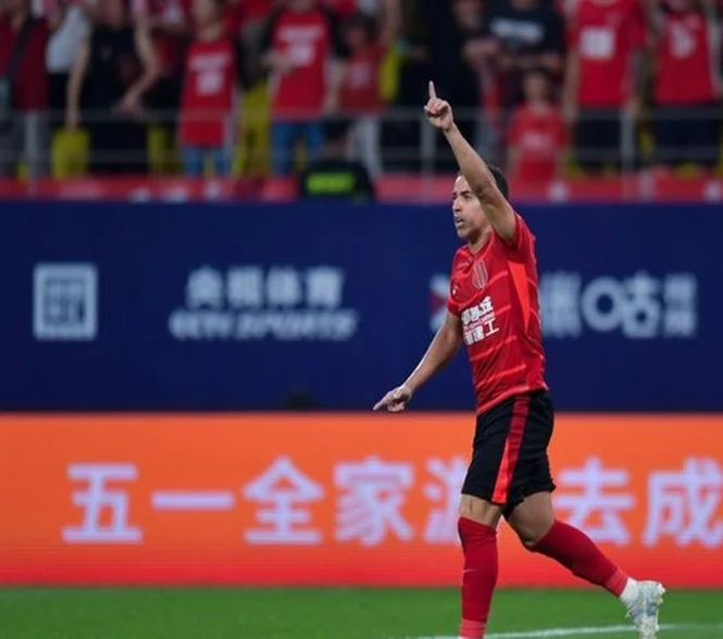 惊险1-0！中超榜首易主，上海申花轰然倒下：4连胜被终结相关图三