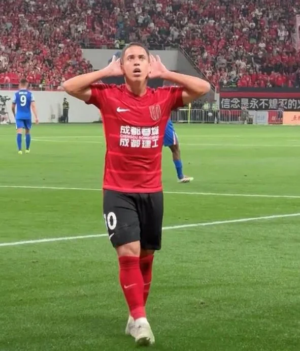 1-0！申花后防失误，成都外援“误打误撞”进球，韦世豪逃红牌