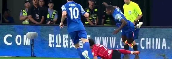 0-1！上海申花轰然倒下，于汉超替补难救主，特谢拉被红牌罚下相关图二