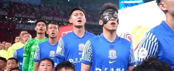 1-0！申花后防失误，成都外援“误打误撞”进球，韦世豪逃红牌相关图三