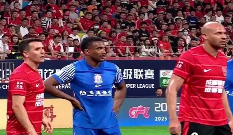 0-1！上海申花轰然倒下，于汉超替补难救主，特谢拉被红牌罚下相关图四
