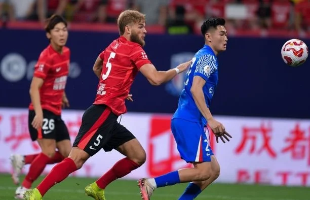 惊险1-0！中超榜首易主，上海申花轰然倒下：4连胜被终结相关图二