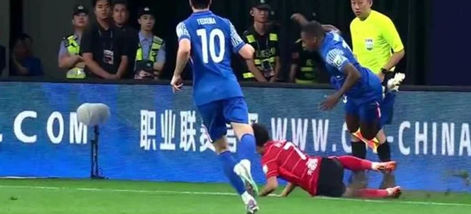 1-0！申花后防失误，成都外援“误打误撞”进球，韦世豪逃红牌相关图四