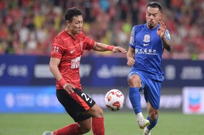 1-0登顶，中超第1首败倒下，成都队爆发23分，追平上海队