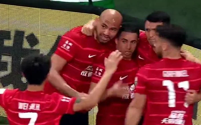 1-0！申花后防失误，成都外援“误打误撞”进球，韦世豪逃红牌相关图五