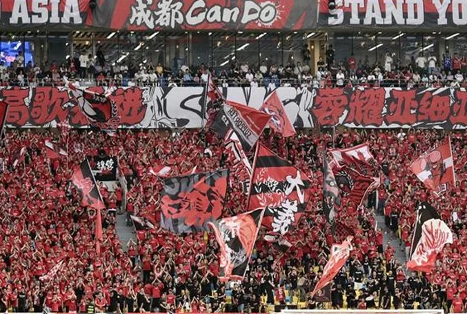 “五一”假期凤凰山上演足球盛宴：成都蓉城拿下领头羊，首次登顶中超榜首！相关图二