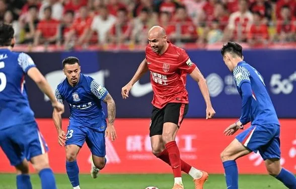 1-0登顶，中超第1首败倒下，成都队爆发23分，追平上海队相关图四
