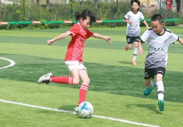 新闻特写丨一场足球比赛让孩子的“五一”更精彩相关图三