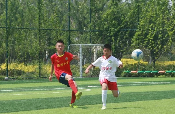新闻特写丨一场足球比赛让孩子的“五一”更精彩相关图五