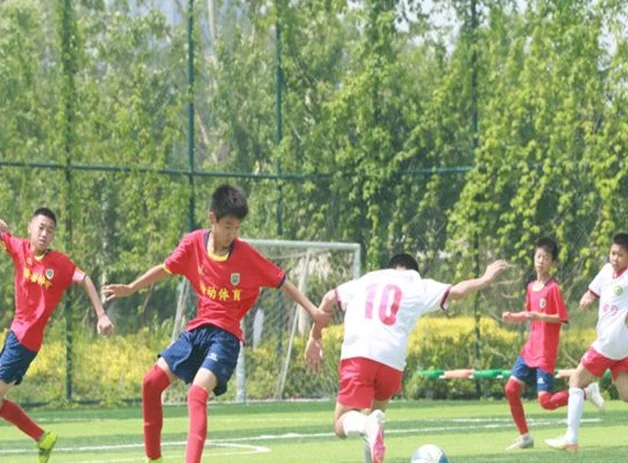 新闻特写丨一场足球比赛让孩子的“五一”更精彩相关图四
