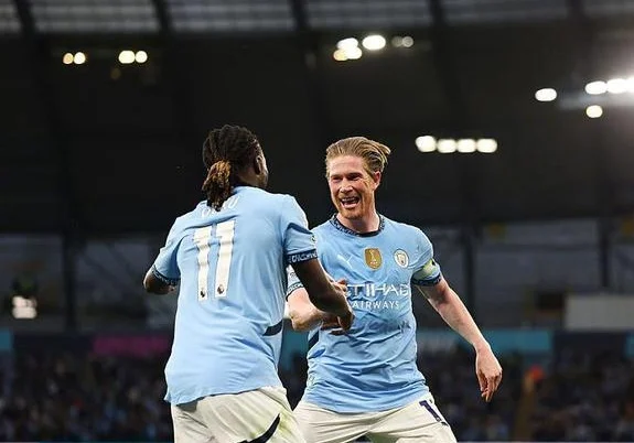1-0！德布劳内一剑封喉，门框多次救险，曼城双杀狼队，升英超第3