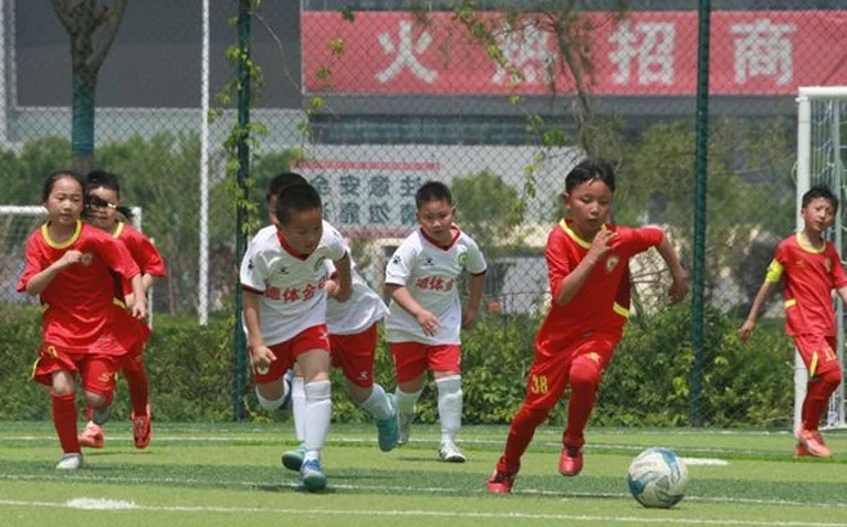 新闻特写丨一场足球比赛让孩子的“五一”更精彩