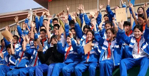 2025年阿克苏地区第二届中小学生运动会“石榴籽杯”足球比赛相关图三