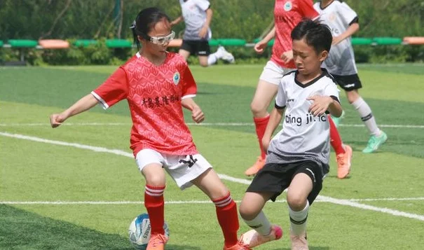 新闻特写丨一场足球比赛让孩子的“五一”更精彩相关图二