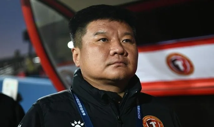 2-1，47岁李金羽率队6连胜逼近榜首，21岁新星单骑闯关后惊艳破门