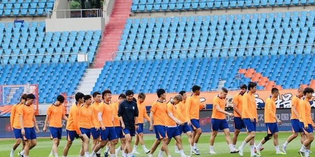 泰山队赛前23人合练，王大雷克雷桑缺席，后防调整，崔康熙提要求相关图六